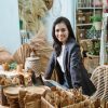 Uma Mulher Asiática Atraente Está Em Sua Loja De Artesanato, Exibindo Produtos Feitos à Mão A Partir De Materiais Naturais, Incorporando O Espírito Empreendedor.